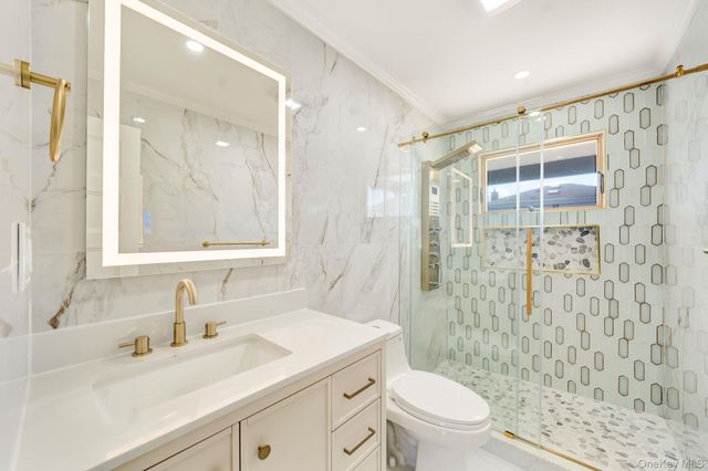 9 Park E, New Hyde Park, NY 11040