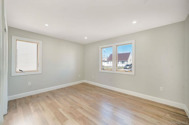 9 Park E, New Hyde Park, NY 11040