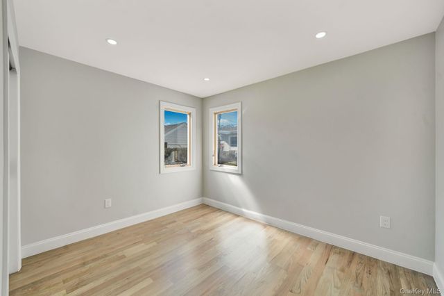 9 Park E, New Hyde Park, NY 11040