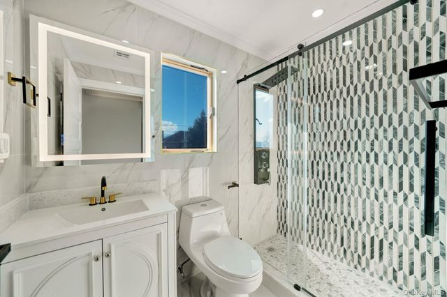 9 Park E, New Hyde Park, NY 11040