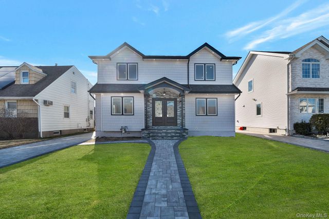 9 Park E, New Hyde Park, NY 11040