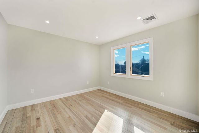 9 Park E, New Hyde Park, NY 11040