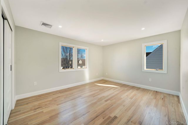 9 Park E, New Hyde Park, NY 11040