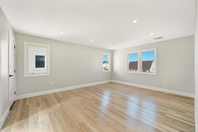 9 Park E, New Hyde Park, NY 11040