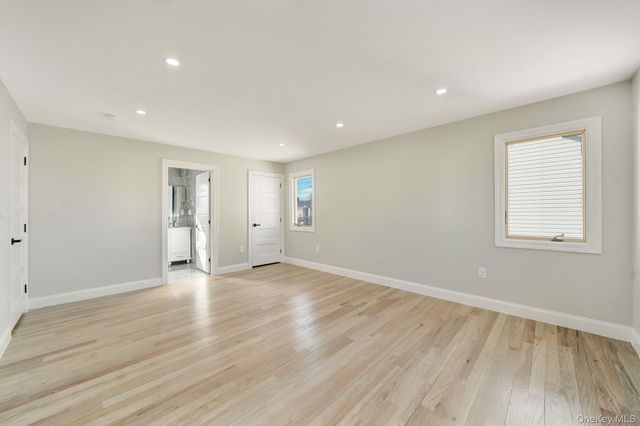 9 Park E, New Hyde Park, NY 11040