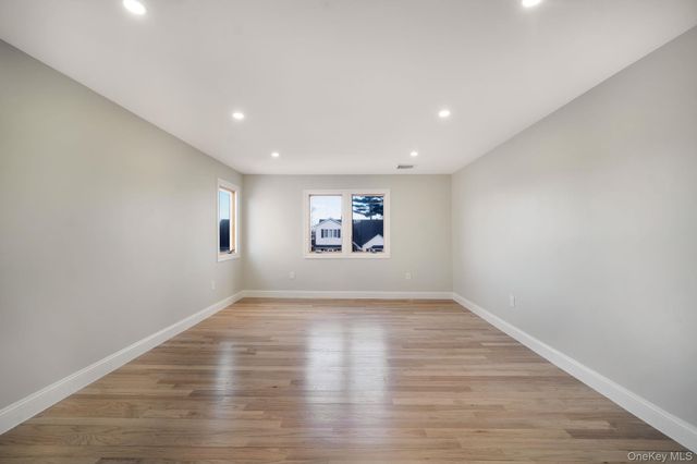 9 Park E, New Hyde Park, NY 11040