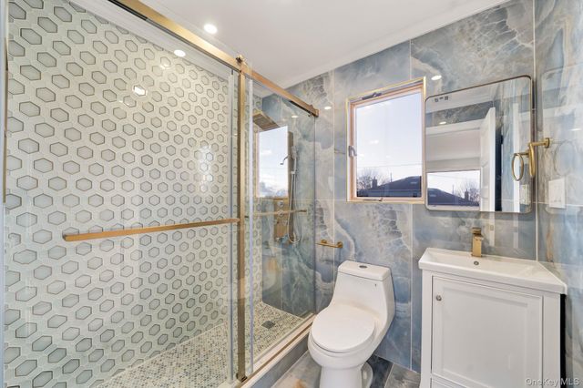 9 Park E, New Hyde Park, NY 11040