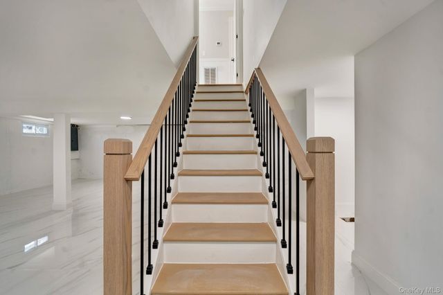 9 Park E, New Hyde Park, NY 11040