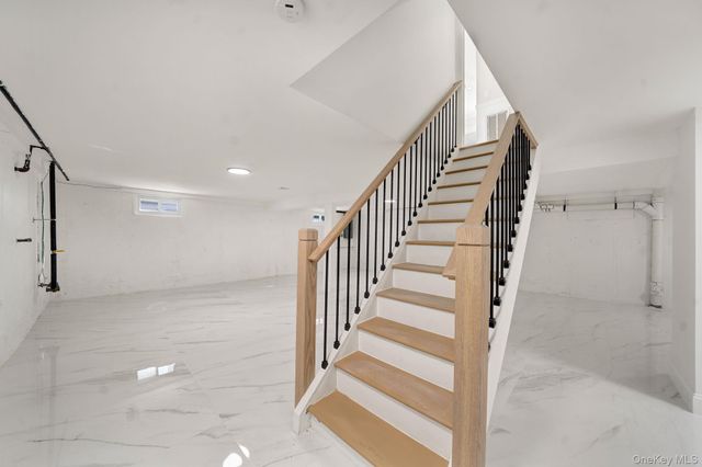 9 Park E, New Hyde Park, NY 11040