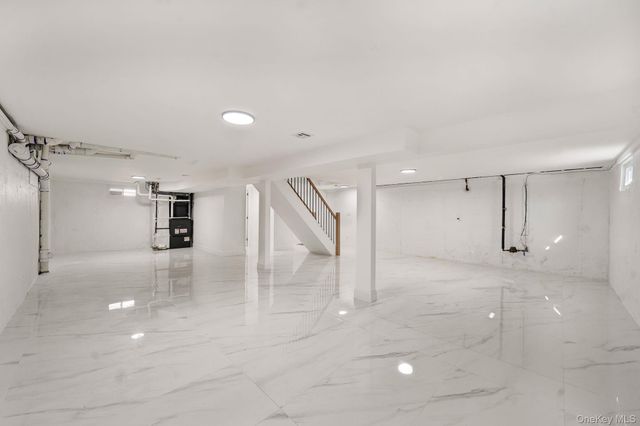 9 Park E, New Hyde Park, NY 11040