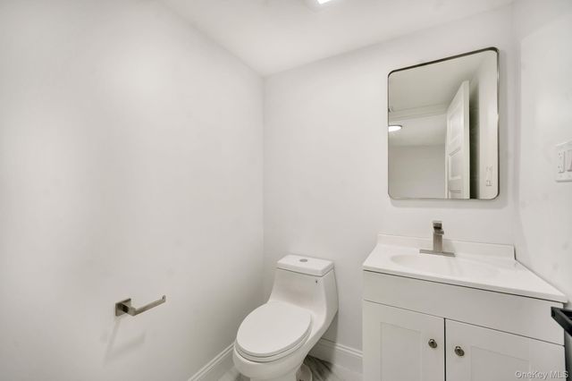 9 Park E, New Hyde Park, NY 11040