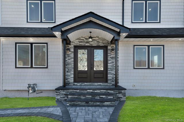 9 Park E, New Hyde Park, NY 11040