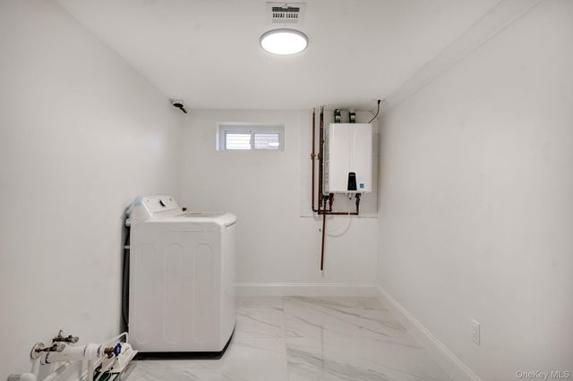 9 Park E, New Hyde Park, NY 11040