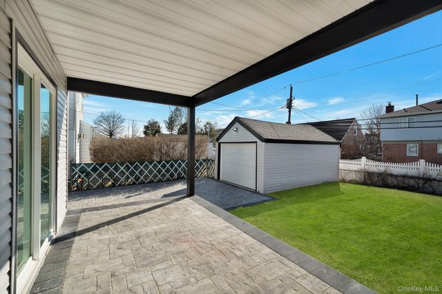 9 Park E, New Hyde Park, NY 11040