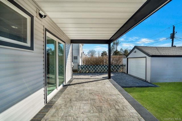 9 Park E, New Hyde Park, NY 11040