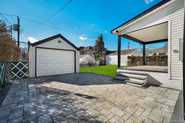 9 Park E, New Hyde Park, NY 11040