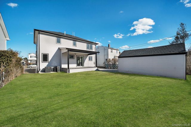 9 Park E, New Hyde Park, NY 11040