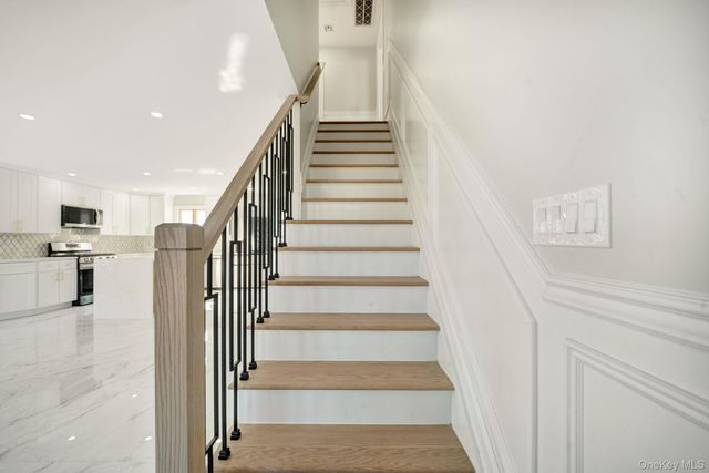 9 Park E, New Hyde Park, NY 11040