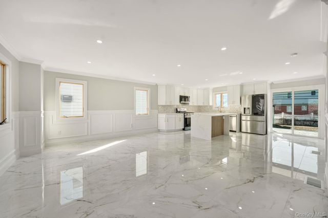 9 Park E, New Hyde Park, NY 11040