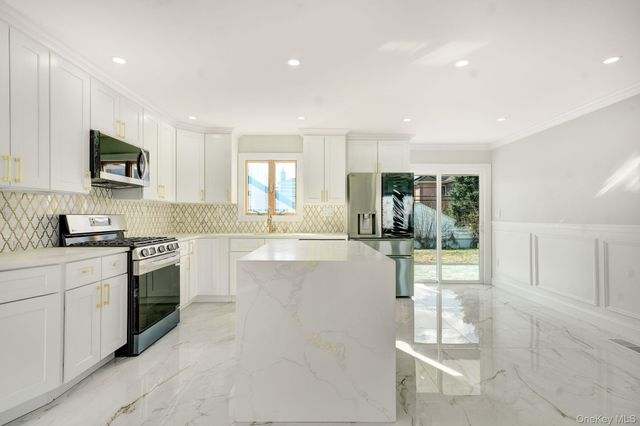 9 Park E, New Hyde Park, NY 11040