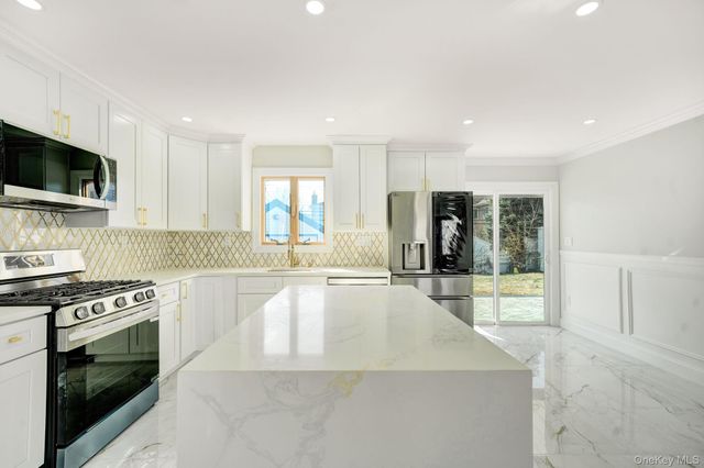 9 Park E, New Hyde Park, NY 11040