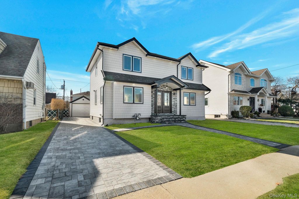 9 Park E, New Hyde Park, NY 11040