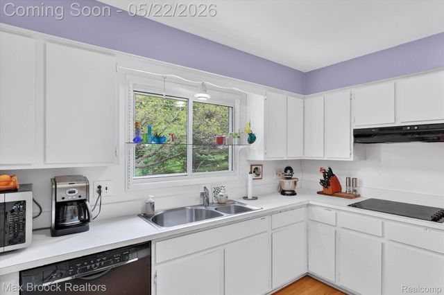 7456 Glengrove Drive, Bloomfield Charter Township, MI 48301