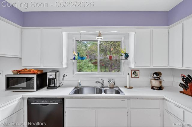 7456 Glengrove Drive, Bloomfield Charter Township, MI 48301