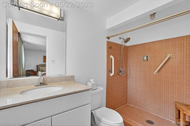 7456 Glengrove Drive, Bloomfield Charter Township, MI 48301