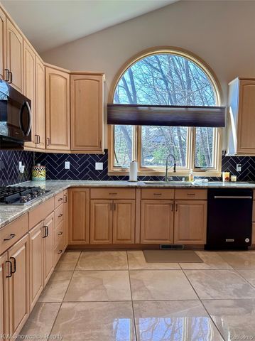 650 Plainfield Drive, White Lake Charter Township, MI 48386