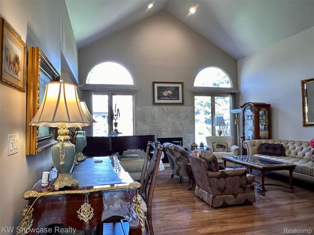 650 Plainfield Drive, White Lake Charter Township, MI 48386