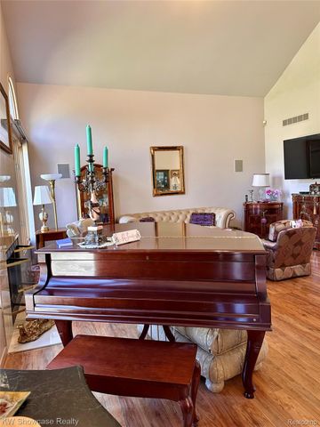 650 Plainfield Drive, White Lake Charter Township, MI 48386
