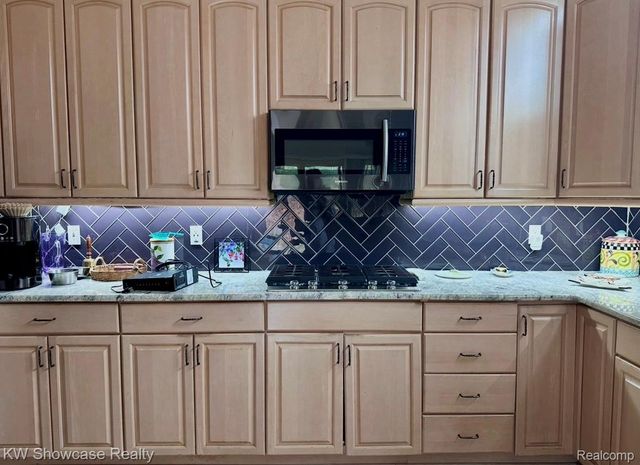 650 Plainfield Drive, White Lake Charter Township, MI 48386