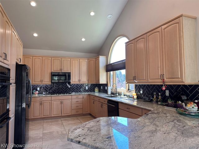650 Plainfield Drive, White Lake Charter Township, MI 48386