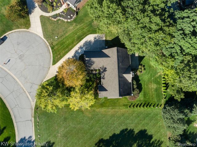 650 Plainfield Drive, White Lake Charter Township, MI 48386