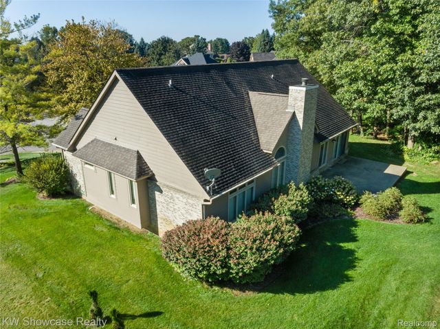 650 Plainfield Drive, White Lake Charter Township, MI 48386