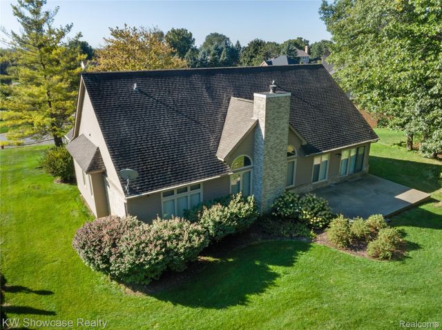 650 Plainfield Drive, White Lake Charter Township, MI 48386