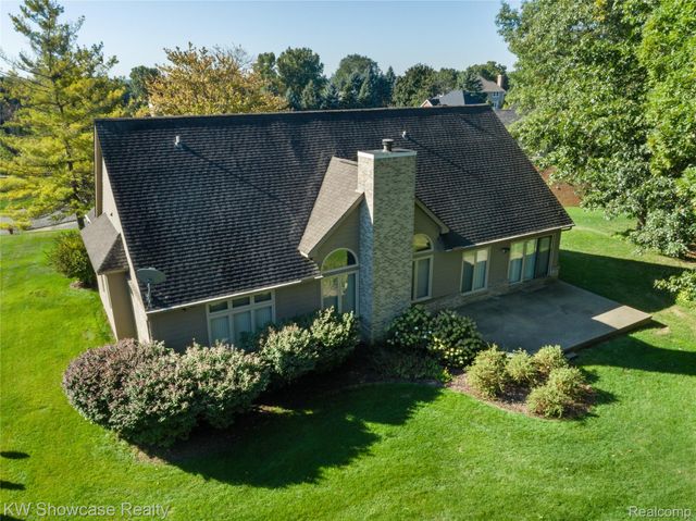 650 Plainfield Drive, White Lake Charter Township, MI 48386