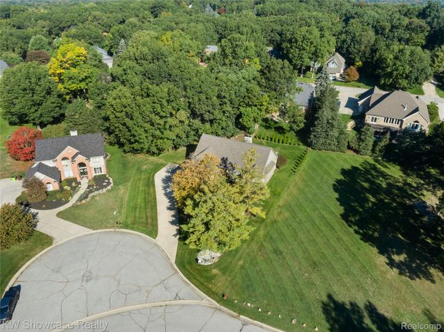 650 Plainfield Drive, White Lake Charter Township, MI 48386