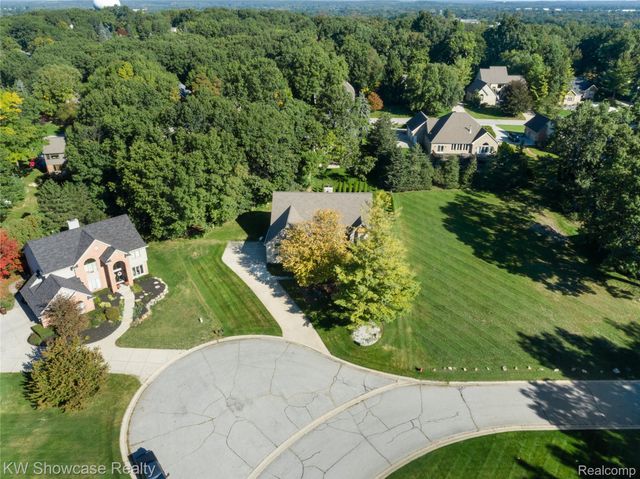 650 Plainfield Drive, White Lake Charter Township, MI 48386