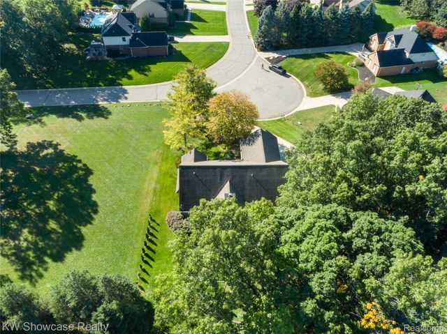 650 Plainfield Drive, White Lake Charter Township, MI 48386