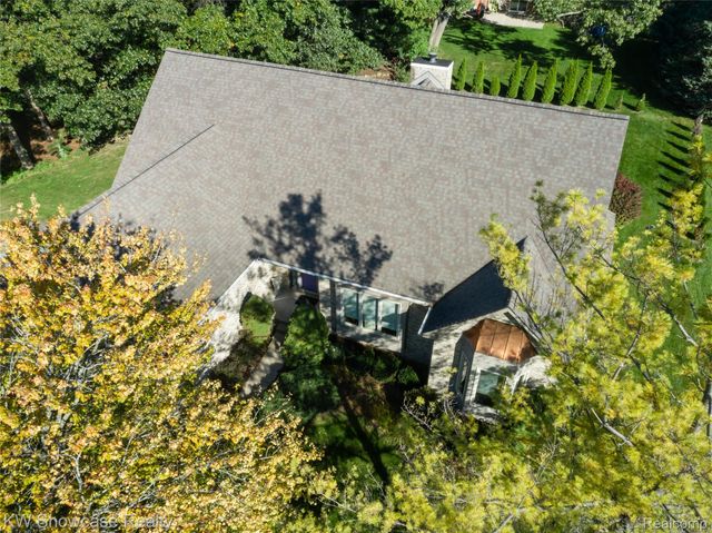 650 Plainfield Drive, White Lake Charter Township, MI 48386