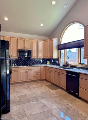 650 Plainfield Drive, White Lake Charter Township, MI 48386