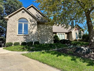 650 Plainfield Drive, White Lake Charter Township, MI 48386