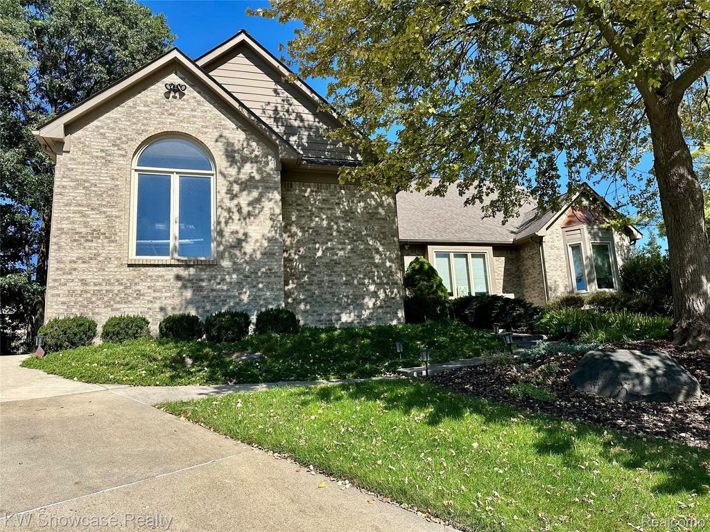 650 Plainfield Drive, White Lake Charter Township, MI 48386