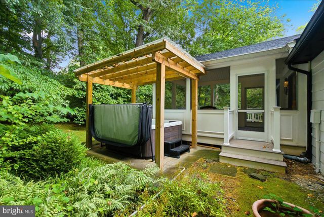 8906 TRANSUE DR, Bethesda, MD 20817