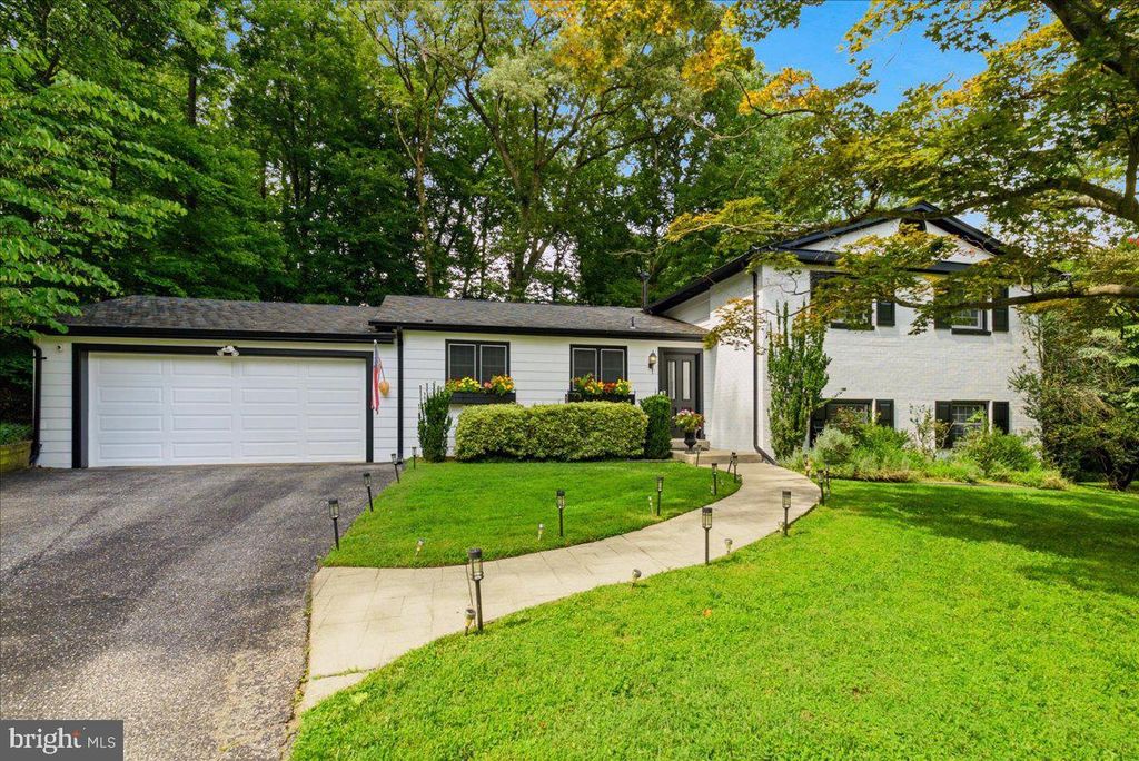 8906 TRANSUE DR, Bethesda, MD 20817