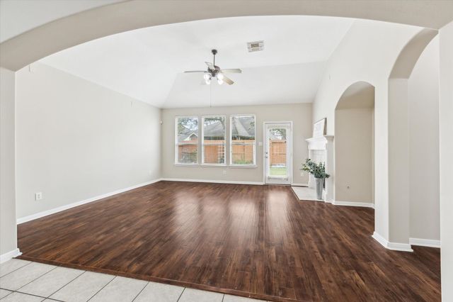 2109 Drake Falls Drive, Pearland, TX 77584