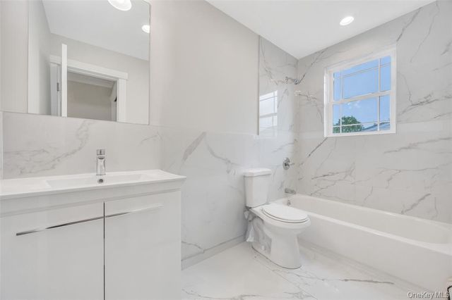 821 N Jefferson Avenue, Lindenhurst, NY 11757