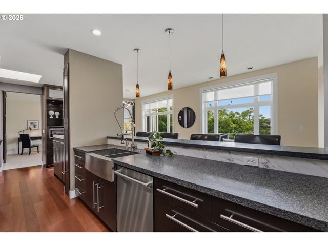225 S MONTGOMERY St ES 2&5, Portland, OR 97201